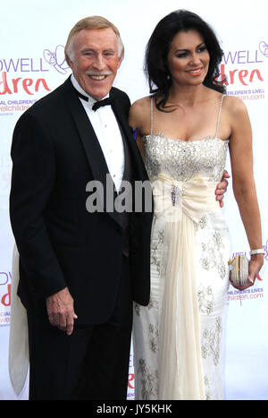 Datei PICS: Bruce Forsyth und Frau Wilnelia London, UK, 20. Mai 2010: Die caudwell Kinder Butterfly Ball an der Battersea Evolution statt. Für Ian@piqtured.com piQtured Vertrieb Kontakt: +44 (0) 791 626 2580 (Bild von Richard Goldschmidt/Piqtured) Credit: Rich Gold/Alamy leben Nachrichten Stockfoto