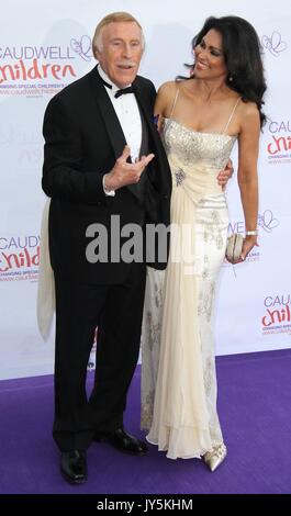 Datei PICS: Bruce Forsyth und Frau Wilnelia London, UK, 20. Mai 2010: Die caudwell Kinder Butterfly Ball an der Battersea Evolution statt. Für Ian@piqtured.com piQtured Vertrieb Kontakt: +44 (0) 791 626 2580 (Bild von Richard Goldschmidt/Piqtured) Credit: Rich Gold/Alamy leben Nachrichten Stockfoto