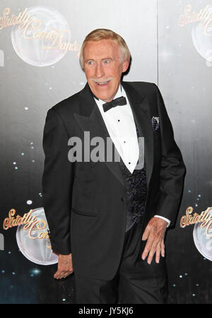 Datei PICS: LONDON - 11. SEPTEMBER: Bruce Forsyth besuchte die streng Come Dancing Start auf der BBC Television Centre, London, Großbritannien. September 11, 2012. (Foto von Richard Goldschmidt) Credit: Rich Gold/Alamy leben Nachrichten Stockfoto