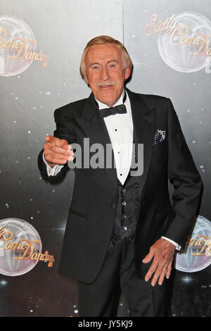 Datei PICS: LONDON - 11. SEPTEMBER: Bruce Forsyth besuchte die streng Come Dancing Start auf der BBC Television Centre, London, Großbritannien. September 11, 2012. (Foto von Richard Goldschmidt) Credit: Rich Gold/Alamy leben Nachrichten Stockfoto