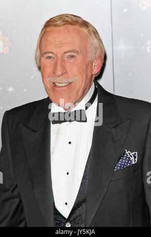 Datei PICS: LONDON - 11. SEPTEMBER: Bruce Forsyth besuchte die streng Come Dancing Start auf der BBC Television Centre, London, Großbritannien. September 11, 2012. (Foto von Richard Goldschmidt) Credit: Rich Gold/Alamy leben Nachrichten Stockfoto