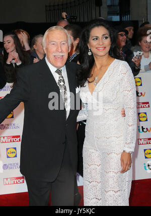 Datei PICS: Bruce Forsyth, Wilnelia Forsyth, Stolz von Großbritannien Awards 2014, die Grosvenor House Hotel, London, Großbritannien, 06. Oktober 2014, Foto von Richard Goldschmidt Credit: Rich Gold/Alamy leben Nachrichten Stockfoto