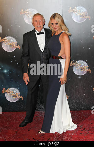 Datei PICS: LONDON - 11. SEPTEMBER: Bruce Forsyth; Tess Daly besuchte die streng Come Dancing Start auf der BBC Television Centre, London, Großbritannien. September 11, 2012. (Foto von Richard Goldschmidt) Credit: Rich Gold/Alamy leben Nachrichten Stockfoto