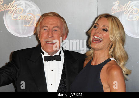 Datei PICS: LONDON - 11. SEPTEMBER: Bruce Forsyth; Tess Daly besuchte die streng Come Dancing Start auf der BBC Television Centre, London, Großbritannien. September 11, 2012. (Foto von Richard Goldschmidt) Credit: Rich Gold/Alamy leben Nachrichten Stockfoto