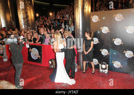 Datei PICS: LONDON - 11. SEPTEMBER: Bruce Forsyth; Tess Daly besuchte die streng Come Dancing Start auf der BBC Television Centre, London, Großbritannien. September 11, 2012. (Foto von Richard Goldschmidt) Credit: Rich Gold/Alamy leben Nachrichten Stockfoto