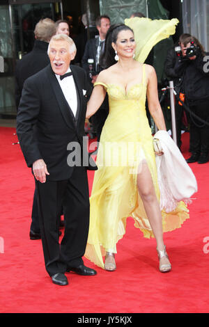 Datei PICS: Bruce Forsyth; Wilnelia Merced, Arqiva British Academy Television Awards, Royal Festival Hall London, Großbritannien, 12. Mai 2013, (Foto von Richard Goldschmidt) Credit: Rich Gold/Alamy leben Nachrichten Stockfoto