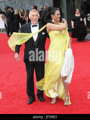 Datei PICS: Bruce Forsyth; Wilnelia Merced, Arqiva British Academy Television Awards, Royal Festival Hall London, Großbritannien, 12. Mai 2013, (Foto von Richard Goldschmidt) Credit: Rich Gold/Alamy leben Nachrichten Stockfoto