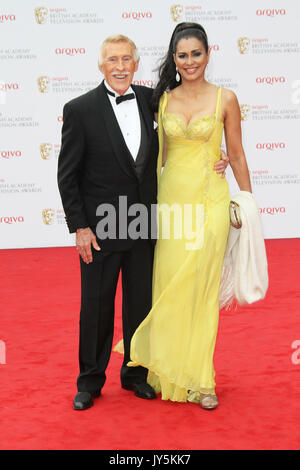 Datei PICS: Bruce Forsyth; Wilnelia Merced, Arqiva British Academy Television Awards, Royal Festival Hall London, Großbritannien, 12. Mai 2013, (Foto von Richard Goldschmidt) Credit: Rich Gold/Alamy leben Nachrichten Stockfoto