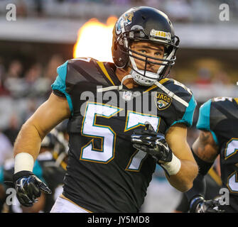 August 17, 2017: Jacksonville Jaguars linebacker Audie Cole (57) läuft, auf das Feld für eine NFL preseason Spiel gegen die Tampa Bay Buccaneers in Jacksonville, FL. Gary McCullough/CSM Stockfoto