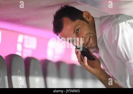 München, Deutschland. 18 Aug, 2017. Muenchen Sport Direktor Hasan Salihamidzic Gespräche am Telefon vor Beginn der Bundesliga Fußball Match zwischen Bayern Muenchen und Bayer Leverkusen in der Allianz Arena in München, Deutschland, 18. August 2017. Foto: Andreas Gebert/dpa/Alamy leben Nachrichten Stockfoto