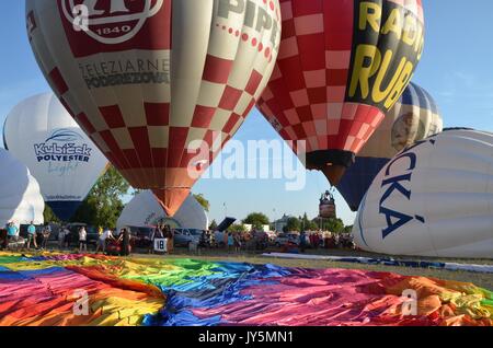Olomouc, Tschechische Republik. 18 Aug, 2017. Air Balloon Fiesta' Luftballons über der Burg' fand in Burg Bouzov, Region Olmütz der Tschechischen Republik am 18. August 2017. Credit: Vladislav Galgonek/CTK Photo/Alamy leben Nachrichten Stockfoto