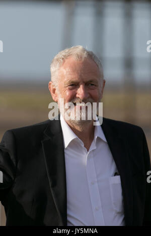 2017 Labour-Kundgebung, während Jeremy Corbyn, unterstützt von John Prescott, die Massen am Southport Beach ansprechen wird. Jeremys Besuch ist Teil einer Führung durch wichtige Randsitze und spiegelt den bemerkenswerten Aufstieg von Labour in der Stadt in den letzten zwei Jahren wider. 2015 verdoppelte Liz Savage, Labours Parlamentskandidatin für Southport, die Parteiwahl und wiederholte diese Leistung dann fast noch einmal in diesem Jahr, als Labour zum ersten Mal, seit John Prescott 1966 hier stand, an zweiter Stelle stand. Stockfoto