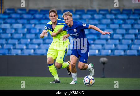 London, Großbritannien. 18 Aug, 2017. Timi-May ELSNIK von Derby County & Lukas McCORMICK von Chelsea Kampf um den Ball während der U23-Premier League 2 Match zwischen Chelsea und Derby County an der Stamford Bridge, London, England am 18. August 2017. Foto von Andy Rowland. ** Redaktion VERWENDEN SIE NUR FA Premier League und der Football League unterliegen DataCo Lizenz. Credit: Andrew Rowland/Alamy Live News Credit: Andrew Rowland/Alamy leben Nachrichten Stockfoto