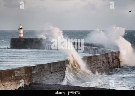 Newhaven, East Sussex. 18 August 2017 riesige Wellen Teig Newhaven Wellenbrecher in East Sussex, wie starke Winde fegen entlang der Küste von Sussex. East Sussex. © Peter Cripps/Alamy leben Nachrichten Stockfoto