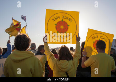 Southport, Merseyside, UK. 18 Aug, 2017. Tausende von Menschen nehmen an der Rallye wie Jeremy Corbyn, von John Prescott unterstützt die Massen auf Southport Strand. Jeremy's Besuch ist Teil einer Tour der wichtigsten rn Sitze und spiegelt den bemerkenswerten Anstieg der Arbeitskräfte innerhalb der Stadt in den letzten zwei Jahren oder so. 2015 In der Labour Party bei den Parlamentswahlen Kandidatin für Southport, Liz Savage, verdoppelt Stimmen der Partei und dann fast wiederholte dieses Kunststück auch in diesem Jahr wieder bei der Zweiten kam zum ersten Mal seit John Prescott hier im Jahr 1966 stand. MediaWorldImages/AlamyLiveNews. Stockfoto