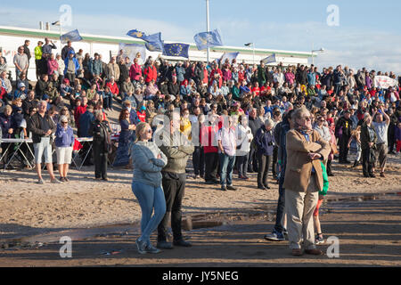 Southport, Merseyside, UK. 18 Aug, 2017. Tausende von Menschen nehmen an der Rallye wie Jeremy Corbyn, von John Prescott unterstützt die Massen auf Southport Strand. Jeremy's Besuch ist Teil einer Tour der wichtigsten rn Sitze und spiegelt den bemerkenswerten Anstieg der Arbeitskräfte innerhalb der Stadt in den letzten zwei Jahren oder so. 2015 In der Labour Party bei den Parlamentswahlen Kandidatin für Southport, Liz Savage, verdoppelt Stimmen der Partei und dann fast wiederholte dieses Kunststück auch in diesem Jahr wieder bei der Zweiten kam zum ersten Mal seit John Prescott hier im Jahr 1966 stand. MediaWorldImages/AlamyLiveNews. Stockfoto