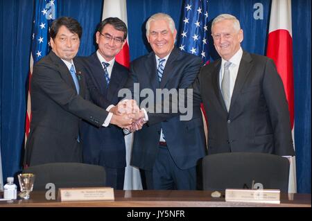 Us-Staatssekretär Rex Tillerson, Center, US-Verteidigungsminister Jim Mattis, rechts, schließt sich die Hände mit dem japanischen Außenminister Taro Kono, Mitte, und der japanische Verteidigungsminister Itsunori Onodera, Links, für den Start der US-japanischen Sicherheit Beratende Ausschuss Sitzungen an der Abteilung der Zustand August 17, 2017 in Washington, D.C. Stockfoto