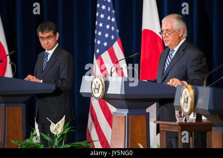 Us-Staatssekretär Rex Tillerson während einer gemeinsamen Pressekonferenz mit dem japanischen Außenminister Taro Kono nach dem US-japanischen Sicherheit Beratende Ausschuss Sitzungen an der Abteilung der Zustand August 17, 2017 in Washington, D.C. Stockfoto