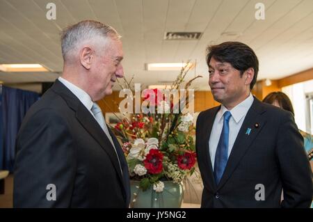 Us-Verteidigungsminister Jim Mattis, Links, Chats mit japanischen Verteidigungsminister Itsunori Onodera vor Beginn der US-japanischen Sicherheit Beratende Ausschuss Sitzungen an der Abteilung der Zustand August 17, 2017 in Washington, D.C. Stockfoto