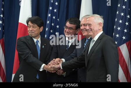 Us-Staatssekretär Rex Tillerson, Center, US-Verteidigungsminister Jim Mattis, rechts, schließt sich die Hände mit dem japanischen Außenminister Taro Kono, Mitte, und der japanische Verteidigungsminister Itsunori Onodera, Links, für den Start der US-japanischen Sicherheit Beratende Ausschuss Sitzungen an der Abteilung der Zustand August 17, 2017 in Washington, D.C. Stockfoto