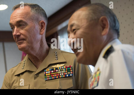 Tokio, Japan. 18 Aug, 2017. Us-Generalstabschefs General Joseph Dunford, Links, trifft sich mit japanischen Stabschef der Verteidigung-kraft Adm. Katsutoshi Kawano, im Verteidigungsministerium am 18. August 2017 in Tokio, Japan. Dunford ist in Japan mit japanischen Politiker zu treffen und zu besprechen, Entschärfung der Lage in Nordkorea. Credit: Planetpix/Alamy leben Nachrichten Stockfoto