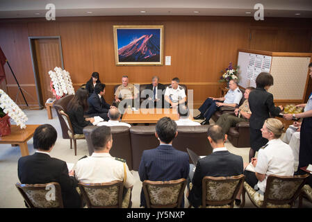 Tokio, Japan. 18 Aug, 2017. Us-Generalstabschefs General Joseph Dunford und Delegation trifft sich mit japanischen Verteidigungsminister Tomohiro Yamamoto im Verteidigungsministerium am 18. August 2017 in Tokio, Japan. Dunford ist in Japan mit japanischen Politiker zu treffen und zu besprechen, Entschärfung der Lage in Nordkorea. Credit: Planetpix/Alamy leben Nachrichten Stockfoto