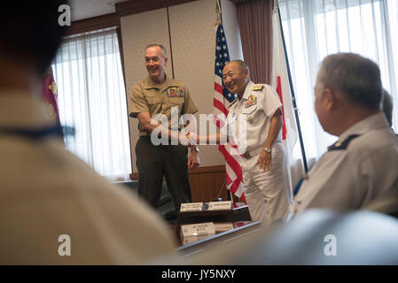 Tokio, Japan. 18 Aug, 2017. Us-Generalstabschefs General Joseph Dunford, Links, ist durch japanische Stabschef der Verteidigung-kraft Adm begrüßt. Katsutoshi Kawano, im Verteidigungsministerium am 18. August 2017 in Tokio, Japan. Dunford ist in Japan mit japanischen Politiker zu treffen und zu besprechen, Entschärfung der Lage in Nordkorea. Credit: Planetpix/Alamy leben Nachrichten Stockfoto