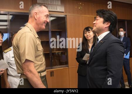 Tokio, Japan. 18 Aug, 2017. Us-Generalstabschefs General Joseph Dunford ist durch japanische Verteidigungsminister Tomohiro Yamamoto begrüßt, Links, bevor ein bilaterales Treffen im Ministerium der Verteidigung am 18. August 2017 in Tokio, Japan. Dunford ist in Japan mit japanischen Politiker zu treffen und zu besprechen, Entschärfung der Lage in Nordkorea. Credit: Planetpix/Alamy leben Nachrichten Stockfoto