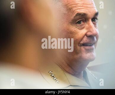 Tokio, Japan. 18 Aug, 2017. Us-Generalstabschefs General Joseph Dunford, rechts, trifft sich mit japanischen Stabschef der Verteidigung-kraft Adm. Katsutoshi Kawano, im Verteidigungsministerium am 18. August 2017 in Tokio, Japan. Dunford ist in Japan mit japanischen Politiker zu treffen und zu besprechen, Entschärfung der Lage in Nordkorea. Credit: Planetpix/Alamy leben Nachrichten Stockfoto