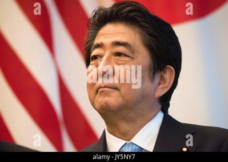 Tokio, Japan. 18 Aug, 2017. Der japanische Ministerpräsident Shinzo Abe bei einem bilateralen Treffen mit US-Generalstabschefs General Joseph dunford an der Kantei offizielle Residenz August 18, 2017 in Tokio, Japan. Dunford ist in Japan mit japanischen Politiker zu treffen und zu besprechen, Entschärfung der Lage in Nordkorea. Credit: Planetpix/Alamy leben Nachrichten Stockfoto