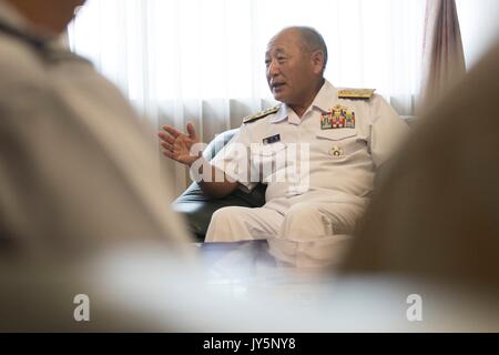 Tokio, Japan. 18 Aug, 2017. Japanische Stabschef der Verteidigung-kraft Adm. Katsutoshi Kawano bei einem Treffen mit US-Generalstabschefs General Joseph Dunford im Verteidigungsministerium am 18. August 2017 in Tokio, Japan. Dunford ist in Japan mit japanischen Politiker zu treffen und zu besprechen, Entschärfung der Lage in Nordkorea. Credit: Planetpix/Alamy leben Nachrichten Stockfoto