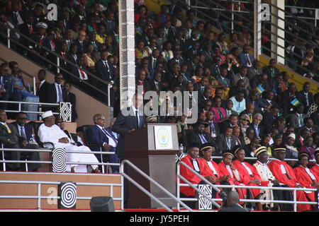 Kigali, Ruanda. 18 Aug, 2017. Ruandischen Präsidenten Paul Kagame (C) liefert Antrittsrede bei der Einweihungsfeier in Kigali, der Hauptstadt Ruandas, am 12.08.18., 2017. Paul Kagame am Freitag war als Präsident von Ruanda für seine dritte Amtszeit in Kigali vereidigt. Credit: Lyu Tianran/Xinhua/Alamy leben Nachrichten Stockfoto