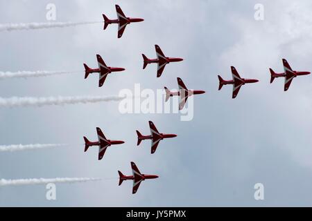 Eastbourne, Großbritannien. 18 Aug, 2017. Rote Pfeile bei Airbourne 2017 Credit: Andrew Shawcross/Alamy leben Nachrichten Stockfoto