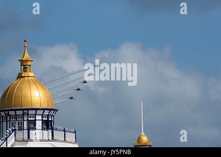 Eastbourne, Großbritannien. 18 Aug, 2017. Rote Pfeile bei Airbourne 2017 Credit: Andrew Shawcross/Alamy leben Nachrichten Stockfoto