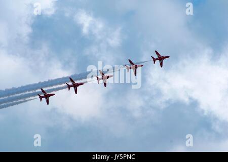 Eastbourne, Großbritannien. 18 Aug, 2017. Rote Pfeile bei Airbourne 2017 Credit: Andrew Shawcross/Alamy leben Nachrichten Stockfoto