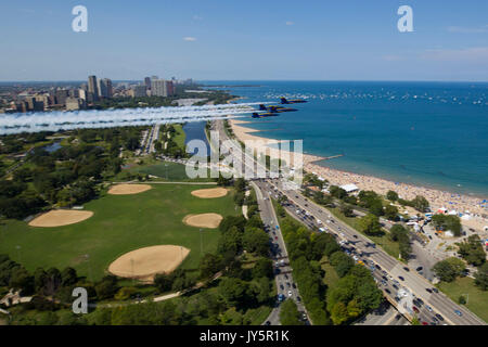 Chicago, Illinois, USA. 18 Aug, 2017. 18. August 2017: Chicago, Illinois, USA - der US-Navy Flight Demonstration Squadron Blue Angels führt über Lake Michigan während der Praxis für die Chicago Air 2017 und Wasser Show in Chicago, IL. Credit: Cal Sport Media/Alamy leben Nachrichten Stockfoto