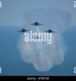 Chicago, Illinois, USA. 18 Aug, 2017. 18. August 2017: Chicago, Illinois, USA - der US-Navy Flight Demonstration Squadron Blue Angels führt über Lake Michigan während der Praxis für die Chicago Air 2017 und Wasser Show in Chicago, IL. Credit: Cal Sport Media/Alamy leben Nachrichten Stockfoto