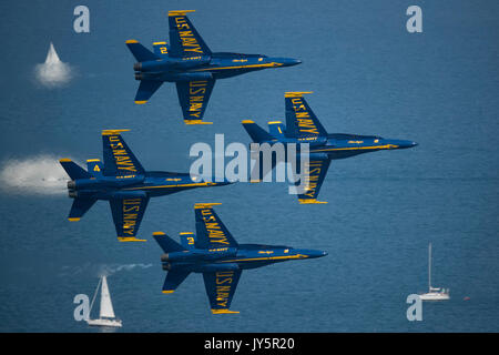 Chicago, Illinois, USA. 18 Aug, 2017. 18. August 2017: Chicago, Illinois, USA - der US-Navy Flight Demonstration Squadron Blue Angels führt über Lake Michigan während der Praxis für die Chicago Air 2017 und Wasser Show in Chicago, IL. Credit: Cal Sport Media/Alamy leben Nachrichten Stockfoto