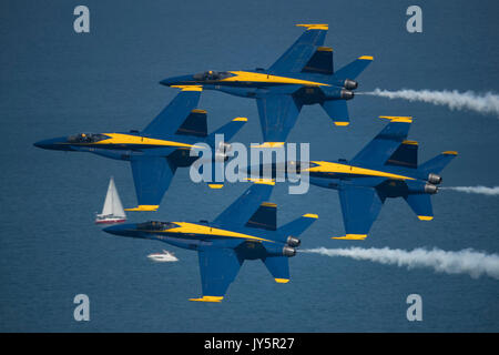 Chicago, Illinois, USA. 18 Aug, 2017. 18. August 2017: Chicago, Illinois, USA - der US-Navy Flight Demonstration Squadron Blue Angels führt über Lake Michigan während der Praxis für die Chicago Air 2017 und Wasser Show in Chicago, IL. Credit: Cal Sport Media/Alamy leben Nachrichten Stockfoto