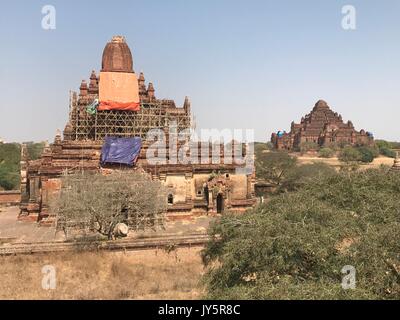 Datei - Datei Bild 24. Februar 2017 datiert, einer von mehr als 2000 buddhistischen Pagoden mit einem Gerüst in die alte Königsstadt Bagan in Myanmar. Fast 400 Tempel wurden von einem schweren Erdbeben am 24. August 2016 beschädigt. Foto: Christoph Sator/dpa Stockfoto