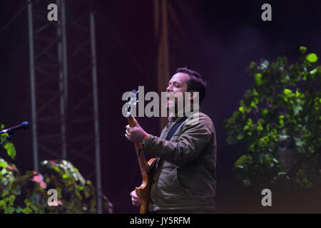 Jan Scott Wilkinson von BRITISH SEA POWER spielt am 18. August 2017 auf der Mountain Stage am ersten Tag des Green man Musikfestivals im Glanusk Park, Brecon Beacons Mountains, Wales, Großbritannien. Foto: Rob Watkins. INFO: British Sea Power, eine englische Indie-Rock-Band, fesselt das Publikum mit ihrem eklektischen Sound und energischen Live-Auftritten. Alben wie „The Down of British Sea Power“ und „Do You Like Rock Music?“ Zeigen Sie ihre melodischen Hooks und fantasievollen Texte. Am 9. August 2021 änderte die Band ihren Namen in SEA POWER. Stockfoto