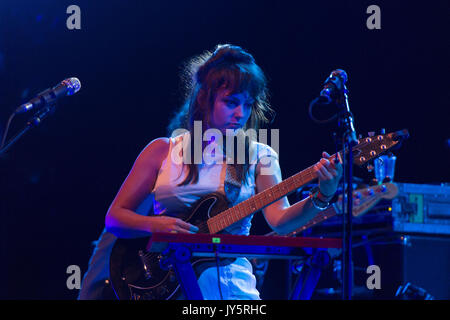 ANGEL OLSEN spielt am 18. August 2017 auf der Far Out Stage in Day One des Green man Musikfestivals in Glanusk Park, Brecon, Wales. Foto: Rob Watkins. INFO: Angel Olsen, eine US-amerikanische Singer-Songwriterin, besticht mit ihren eindringlichen Vocals und introspektiven Texten. Alben wie Burn Your Fire for No Witness und All Mirrors zeigen ihr vielseitiges Talent, indem sie Folk, Indie Rock und alternative Elemente zu emotional resonanter Musik kombinieren. Stockfoto