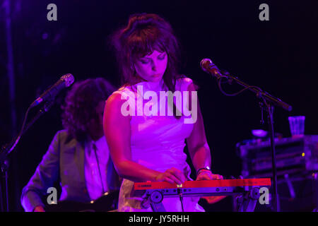 ANGEL OLSEN spielt am 18. August 2017 auf der Far Out Stage in Day One des Green man Musikfestivals in Glanusk Park, Brecon, Wales. Foto: Rob Watkins. INFO: Angel Olsen, eine US-amerikanische Singer-Songwriterin, besticht mit ihren eindringlichen Vocals und introspektiven Texten. Alben wie Burn Your Fire for No Witness und All Mirrors zeigen ihr vielseitiges Talent, indem sie Folk, Indie Rock und alternative Elemente zu emotional resonanter Musik kombinieren. Stockfoto