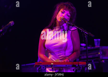 ANGEL OLSEN spielt am 18. August 2017 auf der Far Out Stage in Day One des Green man Musikfestivals in Glanusk Park, Brecon, Wales. Foto: Rob Watkins. INFO: Angel Olsen, eine US-amerikanische Singer-Songwriterin, besticht mit ihren eindringlichen Vocals und introspektiven Texten. Alben wie Burn Your Fire for No Witness und All Mirrors zeigen ihr vielseitiges Talent, indem sie Folk, Indie Rock und alternative Elemente zu emotional resonanter Musik kombinieren. Stockfoto