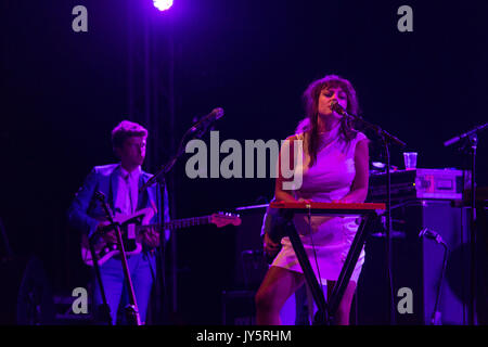 ANGEL OLSEN spielt am 18. August 2017 auf der Far Out Stage in Day One des Green man Musikfestivals in Glanusk Park, Brecon, Wales. Foto: Rob Watkins. INFO: Angel Olsen, eine US-amerikanische Singer-Songwriterin, besticht mit ihren eindringlichen Vocals und introspektiven Texten. Alben wie Burn Your Fire for No Witness und All Mirrors zeigen ihr vielseitiges Talent, indem sie Folk, Indie Rock und alternative Elemente zu emotional resonanter Musik kombinieren. Stockfoto