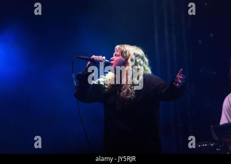 KATE TEMPEST, YOUNG, KONZERT, 2017: Die Künstlerin, die heute als Kae Tempest bekannt ist, spielt am 18. August 2017 auf der Far Out Stage am ersten Tag des Green man Musikfestivals in Glanusk Park, Brecon, Wales. Quelle: Rob Watkins/Alamy Live News. INFO: Kae Tempest, ein britischer Spoken Word Künstler und Rapper, fesselt das Publikum mit seinem kraftvollen Geschichtenerzählen und lyrischen Können. Ihre Alben wie „Everybody Down“ und „The Book of Traps and Lessons“ zeigen ihre Fähigkeit, Poesie, Hip-Hop und soziale Kommentare zu vereinen, was kritische Anerkennung und eine hingebungsvolle Anhängerschaft verdient. Stockfoto