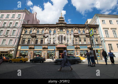 Moskau, Russland. 20. Juli 2017. Menschen gehen vorbei an der Tee und Kaffee shop auf Myasnitskaya street in Moskau, Russland, 20. Juli 2017. Der Tee und Kaffee shop, im traditionellen chinesischen Stil am Ende des 19. Jahrhunderts erbaut, ist unter Einheimischen und Touristen bekannt. Es verkauft, Tee und Kaffee seit seiner Eröffnung und hat eine Geschichte von über 100 Jahren. Credit: Wu Zhuang/Xinhua/Alamy leben Nachrichten Stockfoto