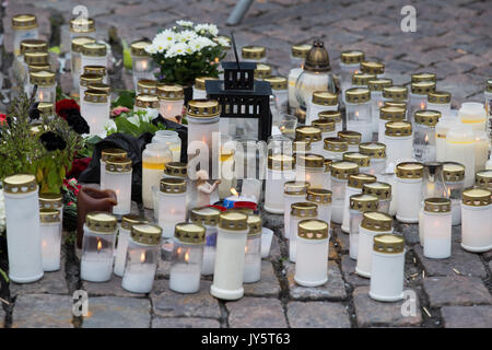 Turku, Finnland. 19. August 2017. Kerzen und Blumen für die Opfer der Messerangriff in Turku Marktplatz. Zwei Menschen getötet und sechs weitere in einem Messer angriff, der am Freitag, den 18. August fand in Turku Marktplatz und Puutori verwundet. Die Polizei war in der Lage, die Angreifer innerhalb von Minuten nach dem ersten Notruf von ihm Schießen auf den Oberschenkel. Die Polizei ermittelt gegen den Angriff als ein Akt des Terrorismus. Credit: Jarmo Piironen/Alamy leben Nachrichten Stockfoto