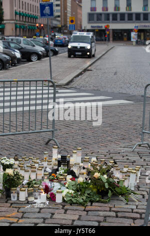 Turku, Finnland. 19. August 2017. Kerzen und Blumen für die Opfer der Messerangriff in Turku Marktplatz. Zwei Menschen getötet und sechs weitere in einem Messer angriff, der am Freitag, den 18. August fand in Turku Marktplatz und Puutori verwundet. Die Polizei war in der Lage, die Angreifer innerhalb von Minuten nach dem ersten Notruf von ihm Schießen auf den Oberschenkel. Die Polizei ermittelt gegen den Angriff als ein Akt des Terrorismus. Credit: Jarmo Piironen/Alamy leben Nachrichten Stockfoto