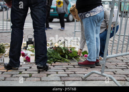 Turku, Finnland. 19. August 2017. Menschen, Blumen und Kerzen für die Opfer von Messer angriff in Turku Marktplatz. Zwei Menschen getötet und sechs weitere in einem Messer angriff, der am Freitag, den 18. August fand in Turku Marktplatz und Puutori verwundet. Die Polizei war in der Lage, die Angreifer innerhalb von Minuten nach dem ersten Notruf von ihm Schießen auf den Oberschenkel. Die Polizei ermittelt gegen den Angriff als ein Akt des Terrorismus. Credit: Jarmo Piironen/Alamy leben Nachrichten Stockfoto